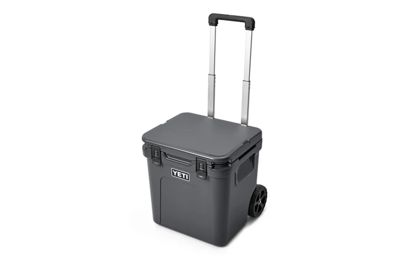 YETI Roadie 60 Ghiacciaia su ruote - CHARCOAL - Image 4